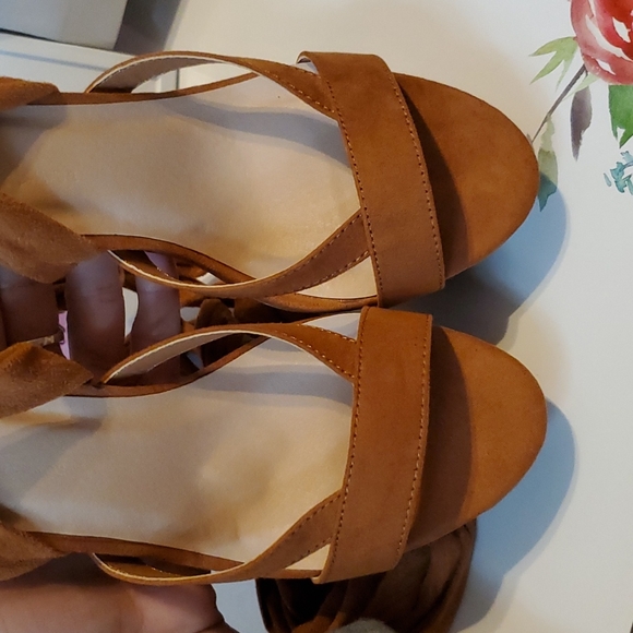 NIB Whiskey Faux Suede Platform Heels - Picture 4 of 11